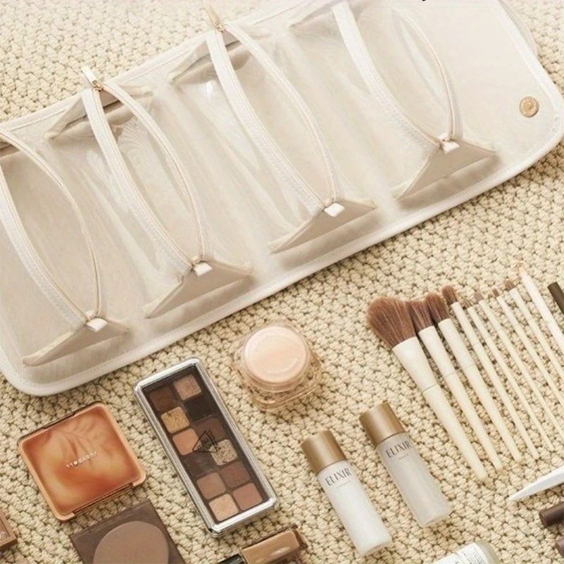 Necessaire aberta em leque flat lay com bolsinhas e acessórios de maquiagem