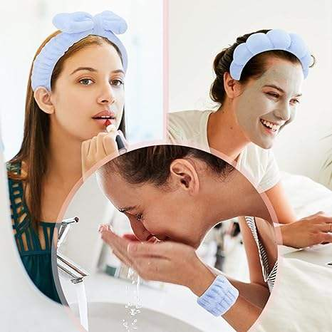 Mulheres usando tiara e pulseiras azuis na rotina de skincare - lavar rosto e máscara