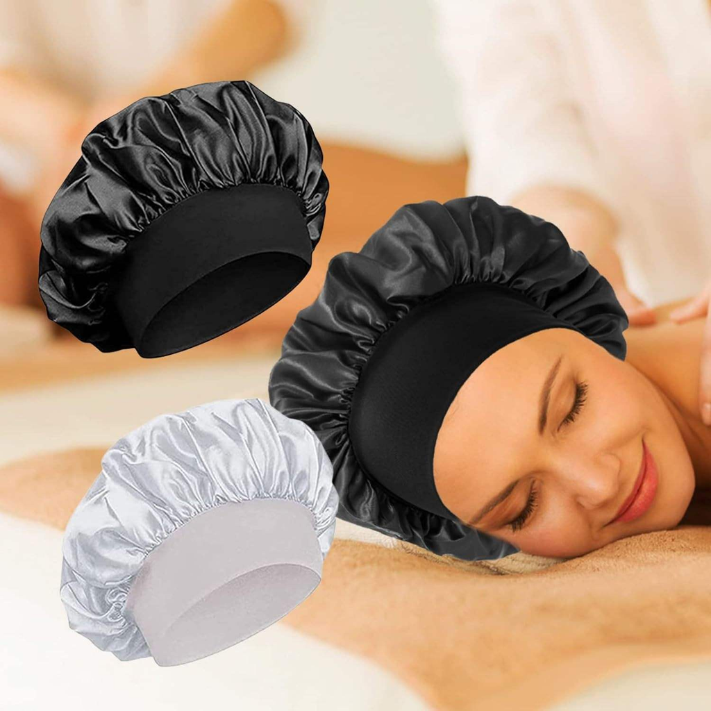 Bonnet preto duplo camada - mulher usando em spa/descanso, versão branca ao lado