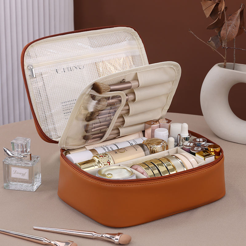Necessaire caramelo aberta com porta-pincéis e produtos de maquiagem organizados