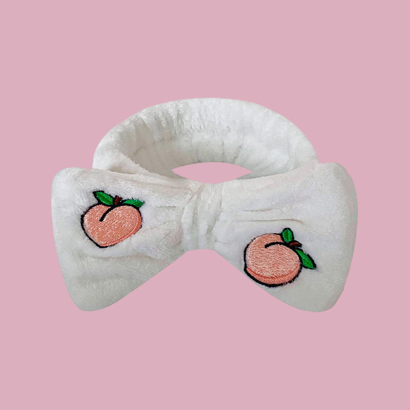 Tiara laço branca com bordado de pêssego - fundo rosa