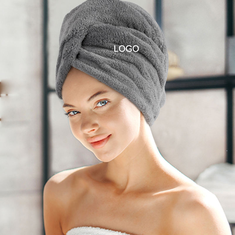 Mulher elegante com turbante cinza enrolado - vista frontal