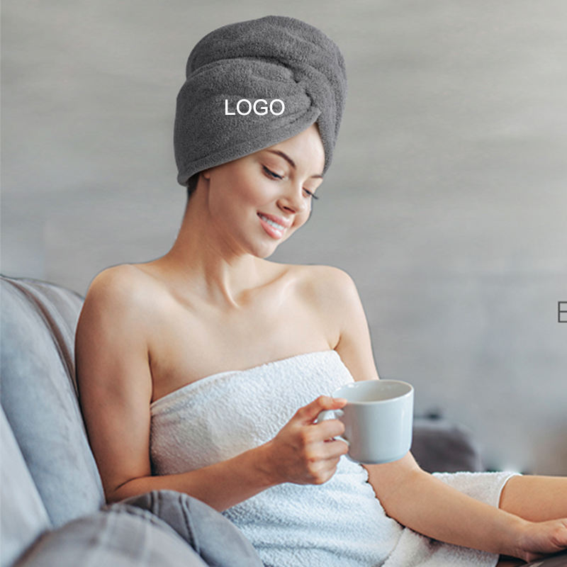 Mulher relaxada com turbante cinza usando tässa e xicara de chá